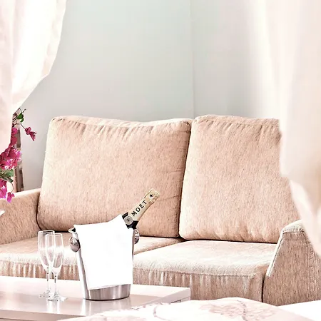 وأجنحة أسترو بالاس