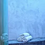 وأجنحة أسترو بالاس ثيرا